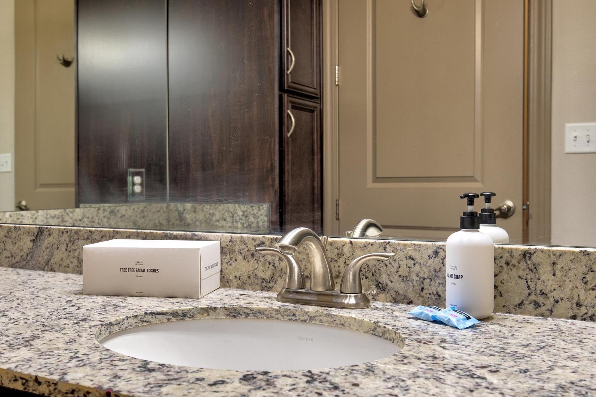 Kasa Central West End St Louis Richmond Heights Room photo